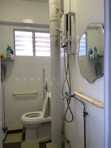 433 Yishun Avenue 6, 433 Yishun Avenue 6, Room Rental, 150 sqft, HDB Flat For Rent, by Mohana Vel T Kasi, 25631070 - Bathroom - PropertyGuru.com.sg