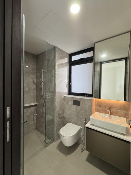 Irwell Hill Residences, 2 Irwell Hill, 4 Bedrooms, 1,582 sqft, Condominium For Rent, by Lois Ho, 25631119 - Common bathroom - PropertyGuru.com.sg