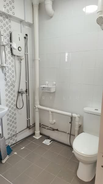376 Clementi Avenue 4, 376 Clementi Avenue 4, 2 Bedrooms, 600 sqft, HDB Flat For Rent, by Jerry Liu, 25631612 - Bathroom - PropertyGuru.com.sg