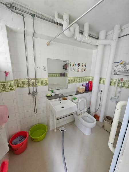 492D Tampines Street 45, 492D Tampines Street 45, 4 Bedrooms, 1,334 sqft, HDB Flat For Sale, by Kenny Chai, 25631734 - Bathroom - PropertyGuru.com.sg