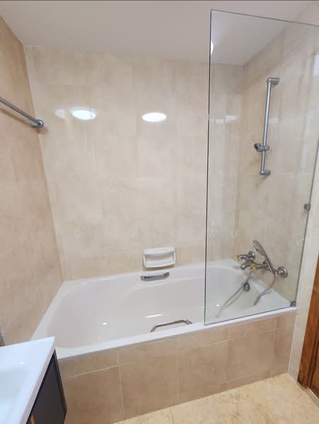 Dunman View, 102 Haig Road, 3 Bedrooms, 1,216 sqft, Condominium For Rent, by Gerald Wu, 25636158 - Bathroom - PropertyGuru.com.sg