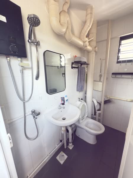 492 Jurong West Street 41, 492 Jurong West Street 41, 2 Bedrooms, 689 sqft, HDB Flat For Rent, by Eunice Chan, 25636516 - Bathroom - PropertyGuru.com.sg