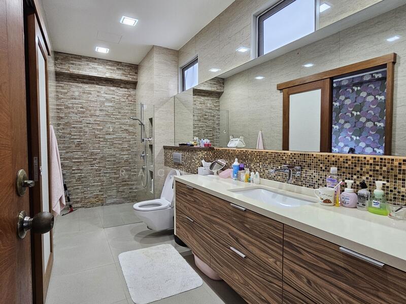 ⭐️Well Renovated⭐️Beautiful Garden⭐️Near MRT ☎️Rachel 9238.8820, Toh Yi Drive/ Kismis Road/ Kismis Ave, 5 Bedrooms, 4,000 sqft, Semi-Detached House For Sale, by Rachel Ng, 25637775 - Bathroom - PropertyGuru.com.sg