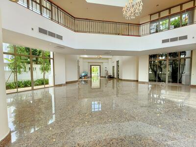 For Rent - ⭐️ Grandeur Living Spaces, 3-level GCB with Huge Pool, Park many cars. Near Malls & Henry Pk
