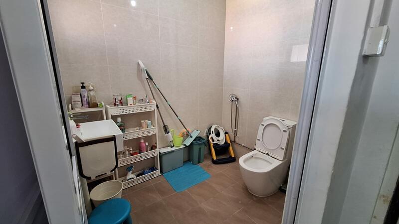 446 Hougang Avenue 8 HDB Flat For Sale at S$ 1,200,000 | PropertyGuru Singapore - Bathroom
