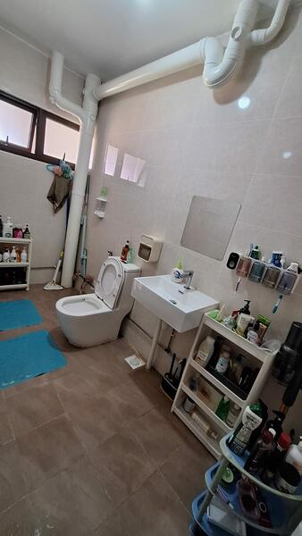 446 Hougang Avenue 8 HDB Flat For Sale at S$ 1,200,000 | PropertyGuru Singapore - Bathroom