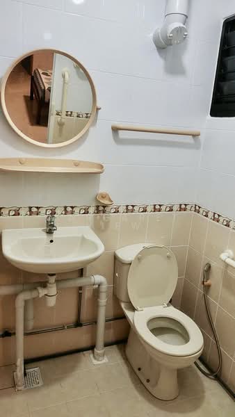513 Ang Mo Kio Avenue 8, 513 Ang Mo Kio Avenue 8, Room Rental, 200 sqft, HDB Flat For Rent, by Margaret Liew, 25639620 - Bathroom - PropertyGuru.com.sg