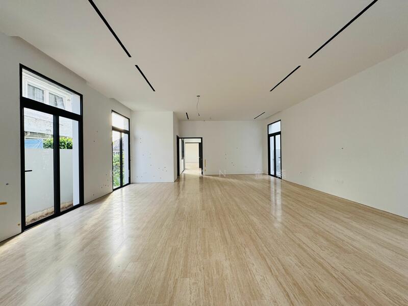 For Sale - Brand new & freehold bungalow, 4 levels with Lift, swimming Pool, wide frontage to Park 4 cars