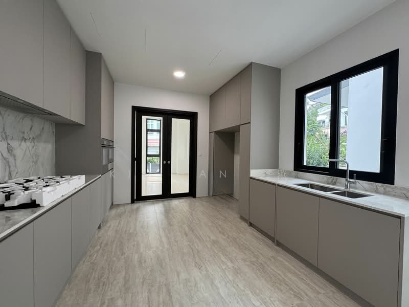 Brand new & freehold bungalow, 4 levels with Lift, swimming Pool, wide frontage to Park 4 cars, 1km to Henry Park Primary Sch-call 8130 3636 view, 6 Bedrooms, 12,110 sqft, Bungalow House For Sale, by Kim Yan 金燕, 25640075 - PropertyGuru.com.sg