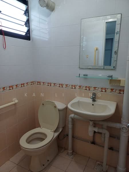 513 Ang Mo Kio Avenue 8, 513 Ang Mo Kio Avenue 8, 2 Bedrooms, 721 sqft, HDB Flat For Rent, by Kan Li Ling, 25640248 - Bathroom - PropertyGuru.com.sg