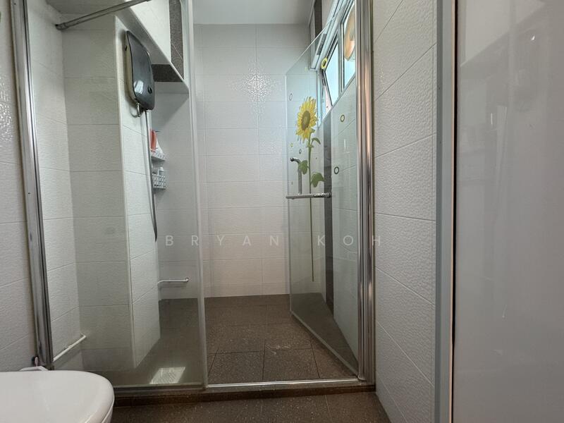 105 Towner Road, 105 Towner Road, 2 Bedrooms, 797 sqft, HDB Flat For Sale, by Bryan Koh, 25640500 - Master Bathroom - PropertyGuru.com.sg
