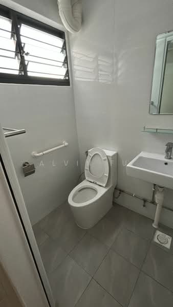 303 Woodlands Street 31, 303 Woodlands Street 31, 3 Bedrooms, 904 sqft, HDB Flat For Rent, by Alvin Fu, 25640565 - Bathroom - PropertyGuru.com.sg