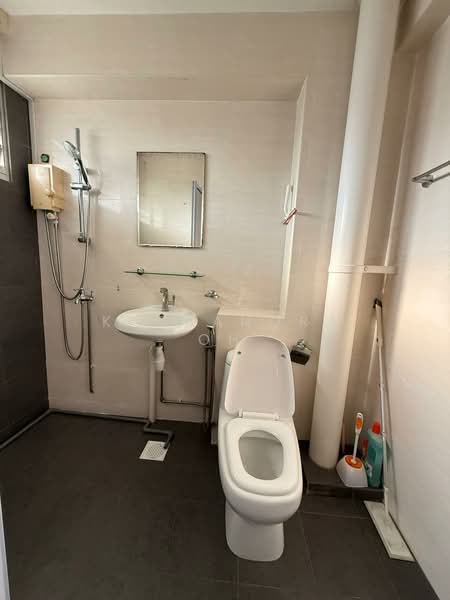 442 Pasir Ris Drive 6, 442 Pasir Ris Drive 6, Room Rental, 217 sqft, HDB Flat For Rent, by Kassandra Oh, 25641680 - Bathroom - PropertyGuru.com.sg