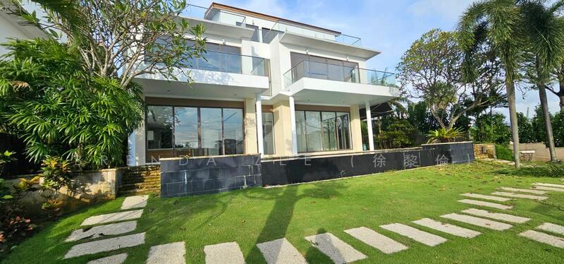 PARADISE ISLAND, Detached with Pool for Rent