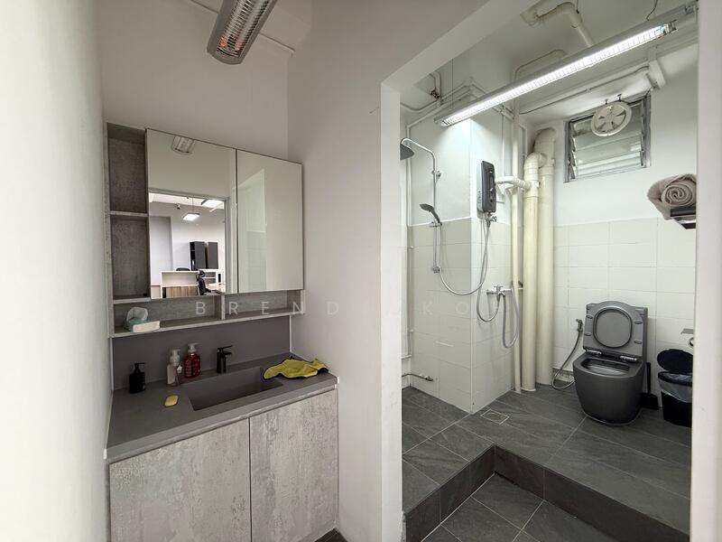 Wcega Tower, 21 Bukit Batok Crescent, 2,000 sqft, Light Industrial (B1) For Rent, by Brenda Koh, 25642443 - Bathroom - CommercialGuru.com.sg