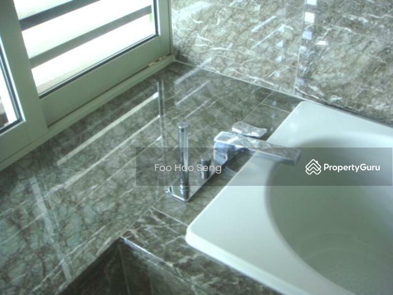 Bathroom fixtures/fittings (2)
