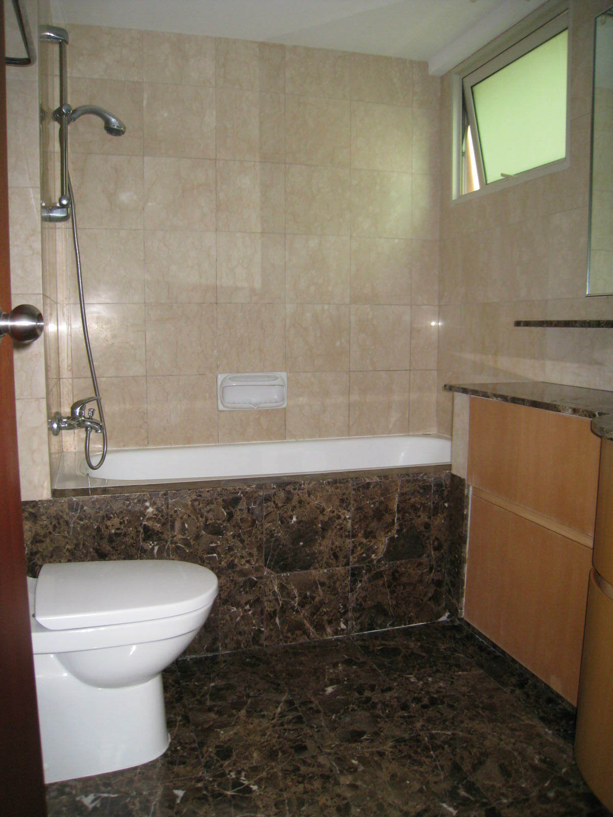 The Gardens at Bishan, 1 Sin Min Walk, Ang Mo Kio / Bishan / Thomson, 2 Bedrooms, 883 sqft, Condominium For Rent, by Edmund Lim, 2628258 - Master bathtub - PropertyGuru.com.sg