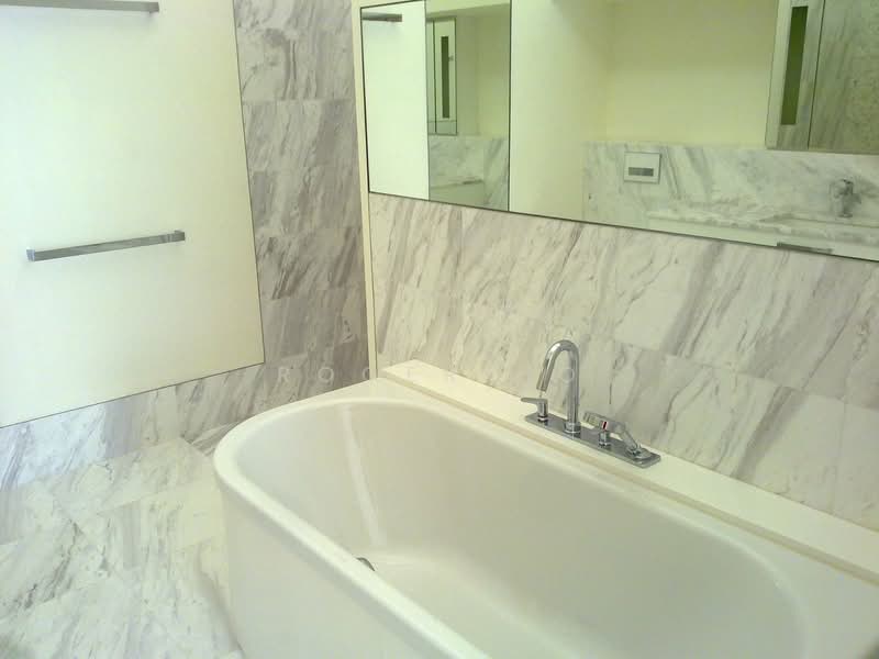 8 Nassim Hill, 8 Nassim Hill, 4 Bedrooms, 3,300 sqft, Apartment For Rent, by Roger Ho, 3826789 - Master Toilet - PropertyGuru.com.sg