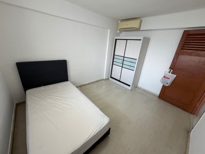 Common Bedroom with Queen Size Bed & Wardrobe, Air-Con