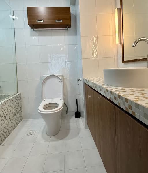 Chancery Esquire Condominium For Sale at S$ 3,990,000 | PropertyGuru Singapore - Master Bathroom