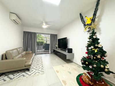 For Sale - Ground floor 1098 Sqft Freehold Renovated 2 Bedrooms