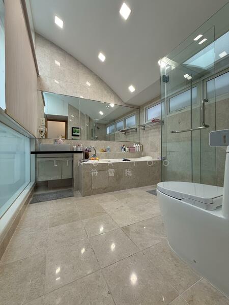 3rd floor Common Room Ensuite Bathroom