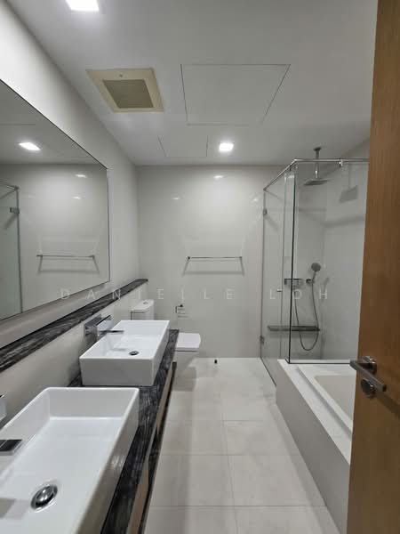 Marina Bay Residences, 18 Marina Boulevard, Boat Quay / Raffles Place / Marina, 4 Bedrooms, 2,370 sqft, Condominium For Rent, by Danielle Loh, 500000762 - Bathroom - PropertyGuru.com.sg