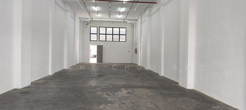 GROUND Floor. 5.4m ceiling height. No void space, 705, Sims Drive, 1,700 sqft, Light Industrial (B1) For Rent, by Eugene Choo 朱修仁, 500000807 - Interior - CommercialGuru.com.sg