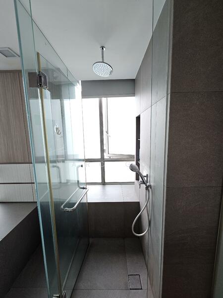 Large Bath with rain shower - Master