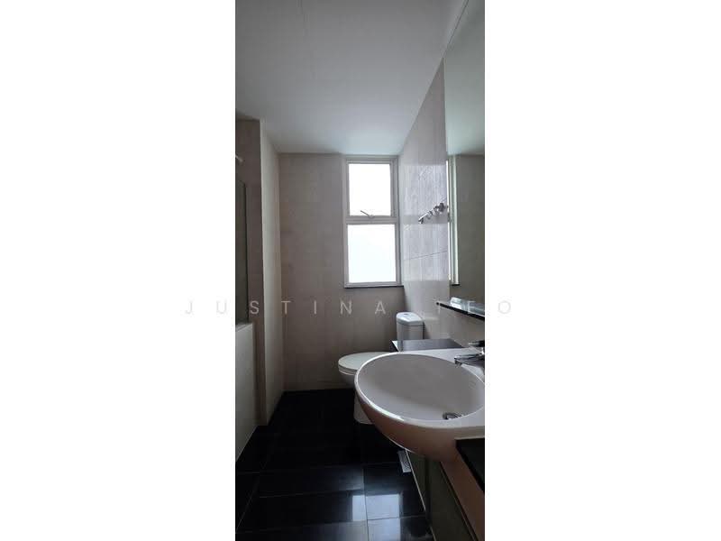 Sunglade, 1 Serangoon Avenue 2, Hougang / Punggol / Sengkang, 3 Bedrooms, 1,001 sqft, Condominium For Rent, by Justina Teo, 500002130 - Master Bathroom - PropertyGuru.com.sg