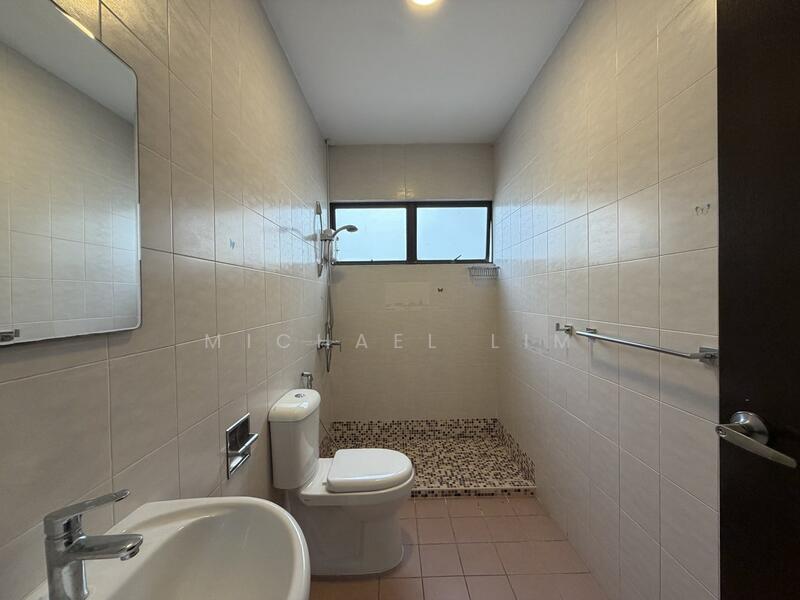 Bathroom (Level 1)
