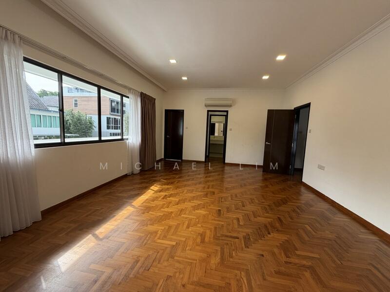 Master Bedroom (Level 2)