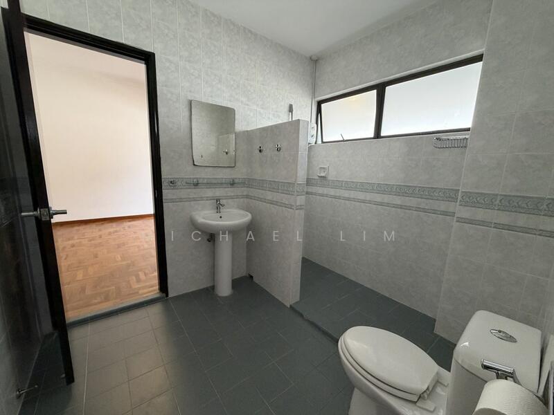 Common Bathroom (Level 2)