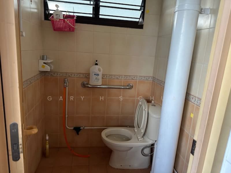 308 Clementi Avenue 4, 308 Clementi Avenue 4, 2 Bedrooms, 882 sqft, HDB Flat For Sale, by Gary H S Chua, 500002504 - Bathroom - PropertyGuru.com.sg
