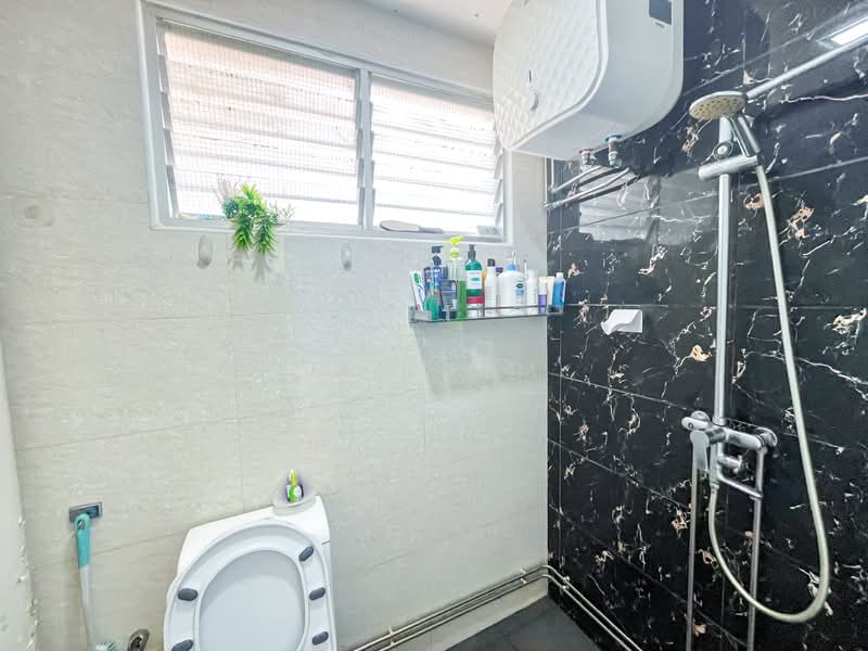 159 Bedok South Avenue 3, 159 Bedok South Avenue 3, 3 Bedrooms, 893 sqft, HDB Flat For Sale, by Ivy Lim, 500002909 - Bathroom - PropertyGuru.com.sg