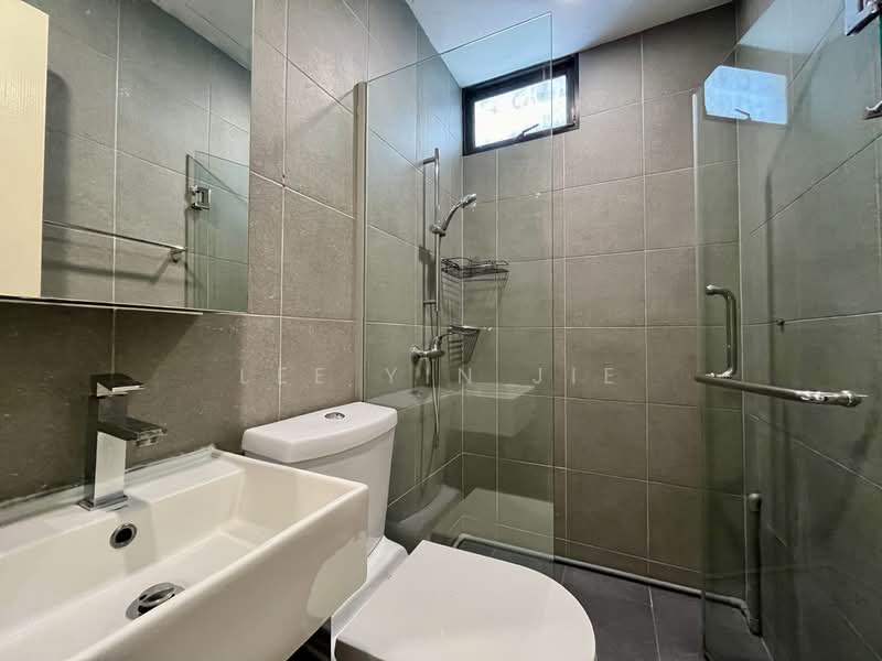 Convenient 3-bedroom apartment close to Novena MRT, , 3 Bedrooms, 1,259 sqft, Apartment For Rent, by Lee Yin Jie, 500003056 - Common Bathroom - PropertyGuru.com.sg