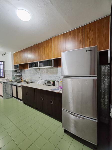 Spacious kitchen & dining