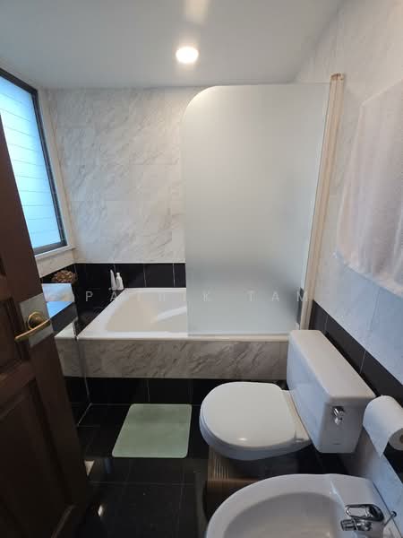 Hullet Rise, 6 Hullet Road, 3 Bedrooms, 1,147 sqft, Condominium For Rent, by Patrik Tam, 500003219 - Bathroom - PropertyGuru.com.sg
