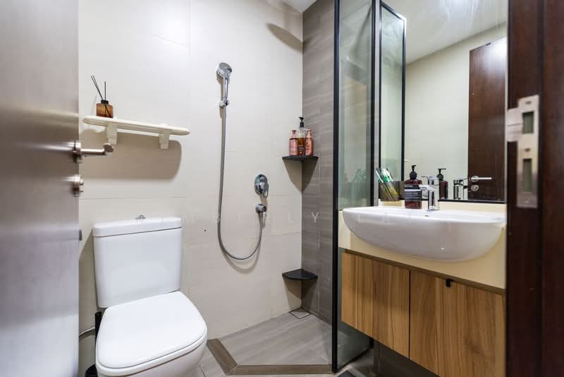 For investors/small families, ~3.7% rental yield 1b2b can become 1+guest room!, Clementi Park / Upper Bukit Timah, 1 Bedroom, 562 sqft, Condominium For Sale, by Kimberly Lai, 500003679 - Bathroom - PropertyGuru.com.sg