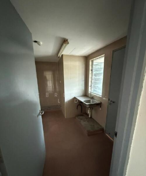 21 & 23 Ubi Road, , 1,862 sqft, Light Industrial (B1) For Rent, by GRAEME BOLIN, 500003723 - Bathroom - CommercialGuru.com.sg