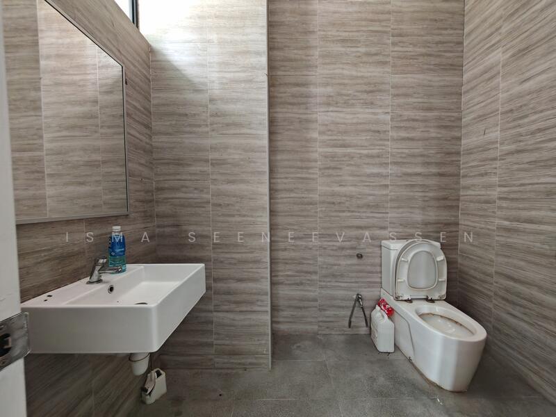 Interlocal Centre, 100G Pasir Panjang Road, Buona Vista / West Coast / Clementi New Town, 3,513 sqft, Light Industrial (B1) For Rent, by Isma Seeneevassen, 500003973 - Bathroom - CommercialGuru.com.sg