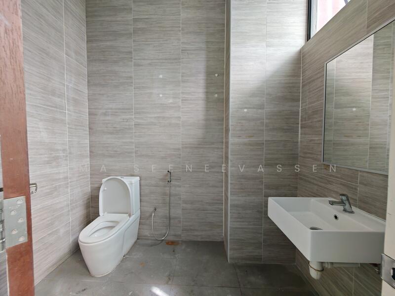 Interlocal Centre, 100G Pasir Panjang Road, Buona Vista / West Coast / Clementi New Town, 5,166 sqft, Light Industrial (B1) For Rent, by Isma Seeneevassen, 500003983 - Bathroom - CommercialGuru.com.sg