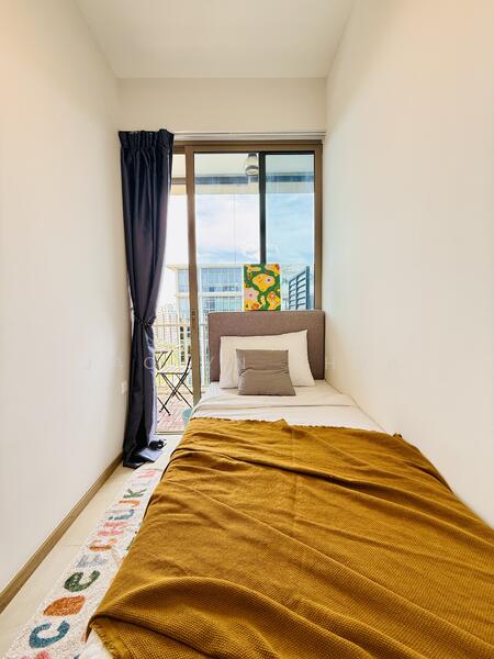 R4) Common Single w/ Balcony