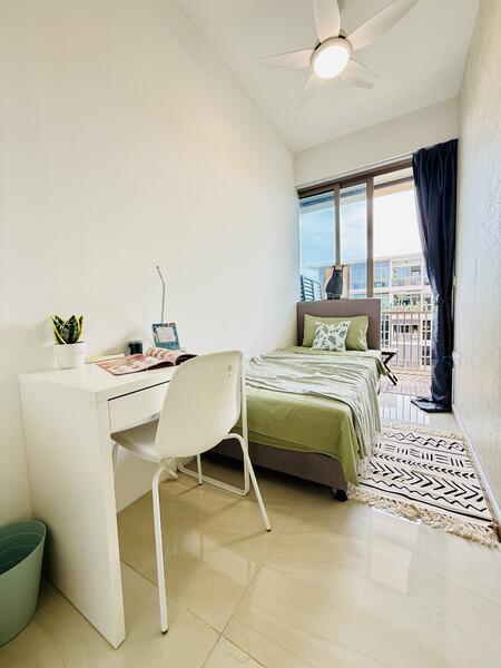 R5) Common Single w/ Balcony