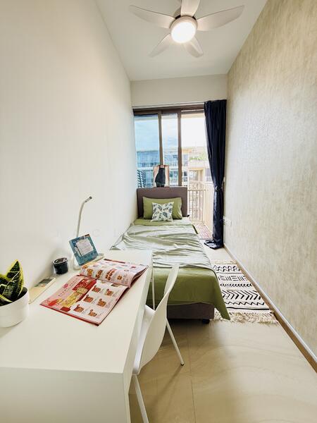 R5) Common Single w/ Balcony