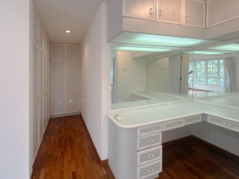 Master Wardrobe & Vanity