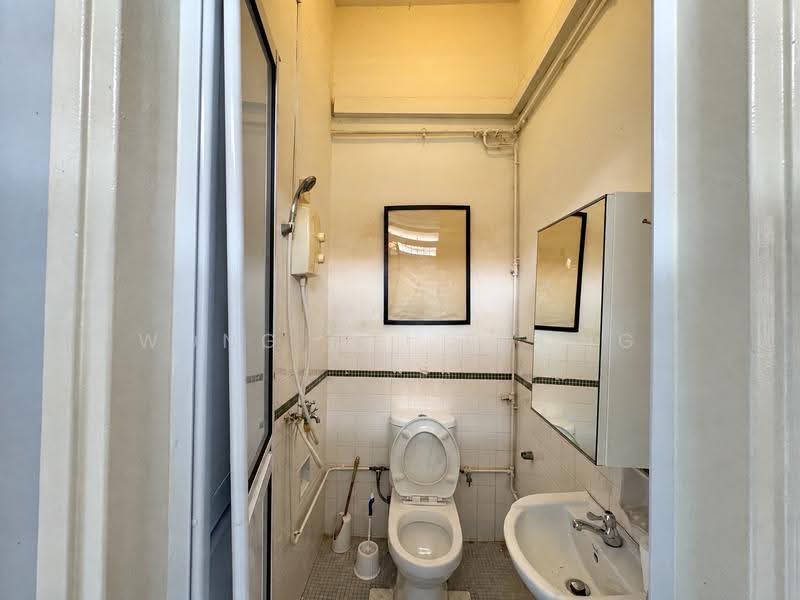 Lucky view, Bedok / Upper East Coast, 4 Bedrooms, 3,163 sqft, Semi-Detached House For Rent, by Wong Mei Foong, 500004933 - Bathroom - PropertyGuru.com.sg
