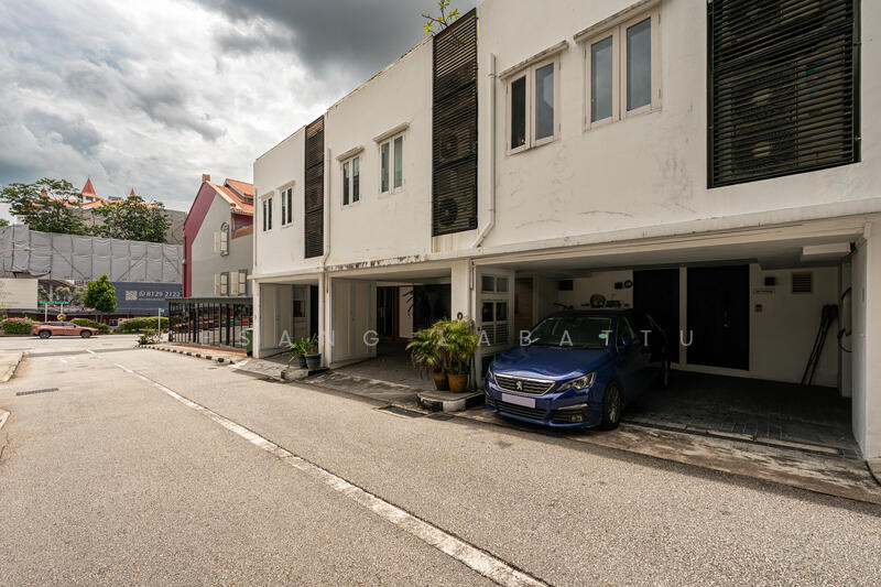 Another entrance to park 2 cars