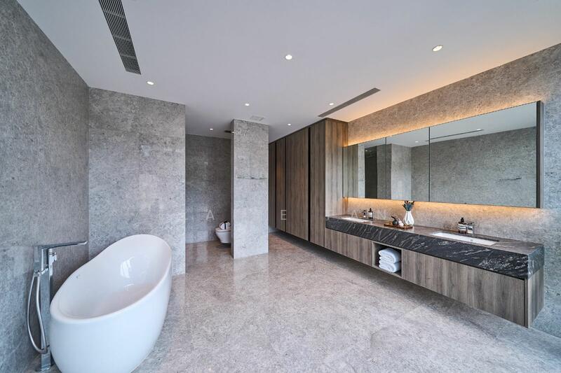 Masterbedroom Bathroom with berth view