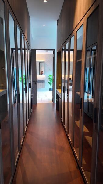 Masterbedroom walk in wardrobe